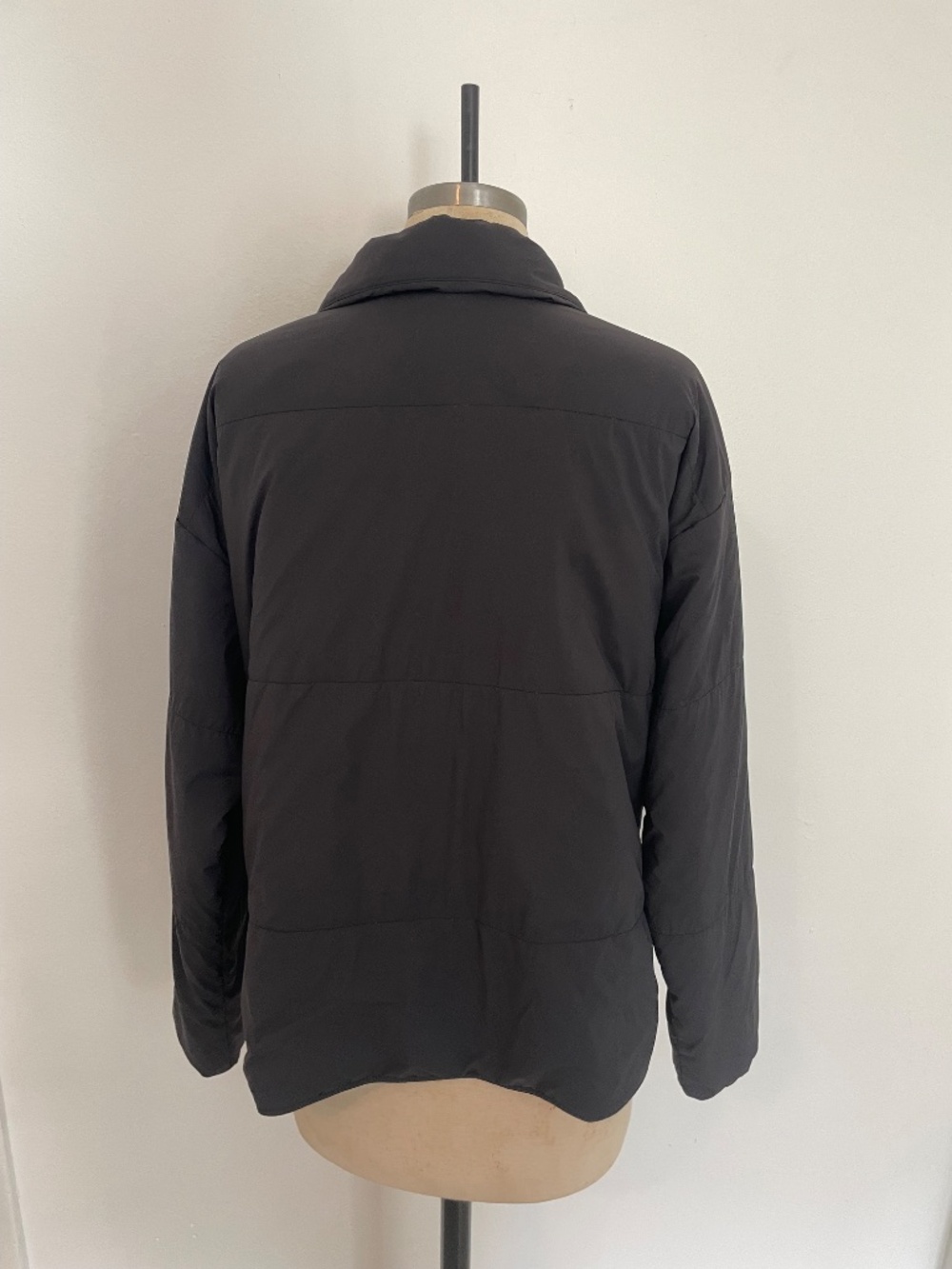 Vuori Canyon Insulated Jacket Women’s Small Black Lightweight Puff Coat Full Zip - Picture 6 of 9